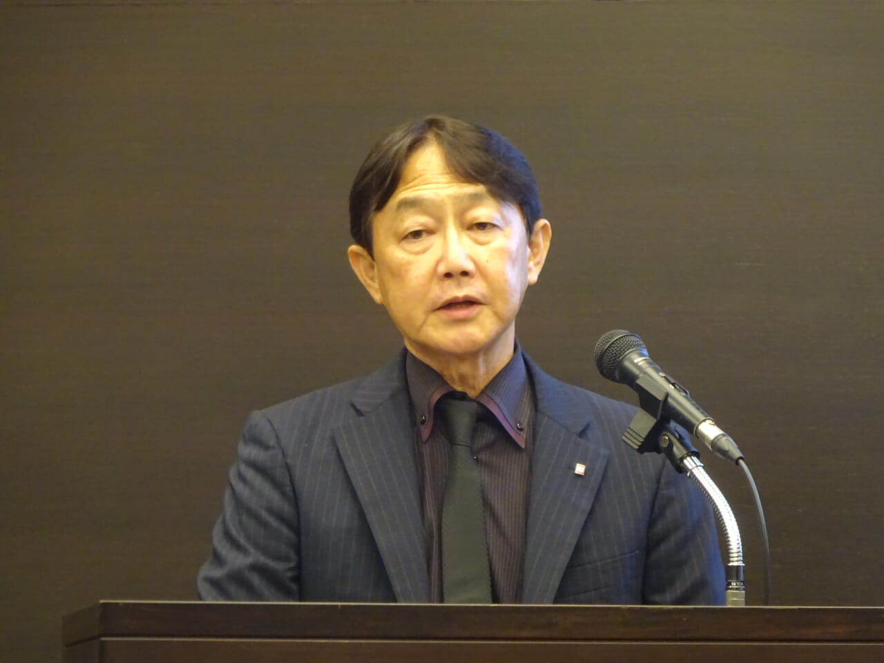 決算説明会に臨む町田社長