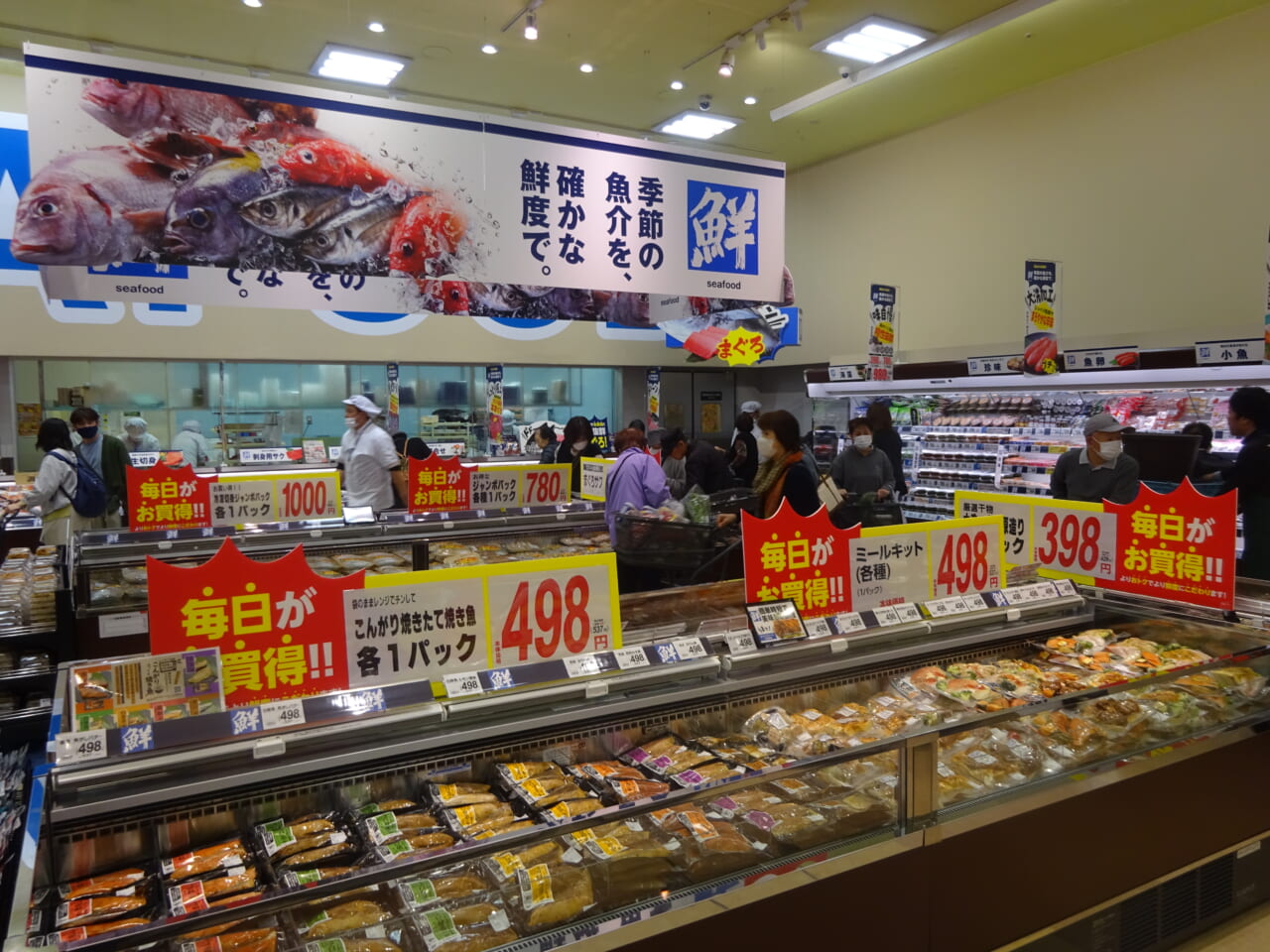 「毎日がお買得!!」といったメッセージの文字が大きく、遠くからでも商品名が目に入る