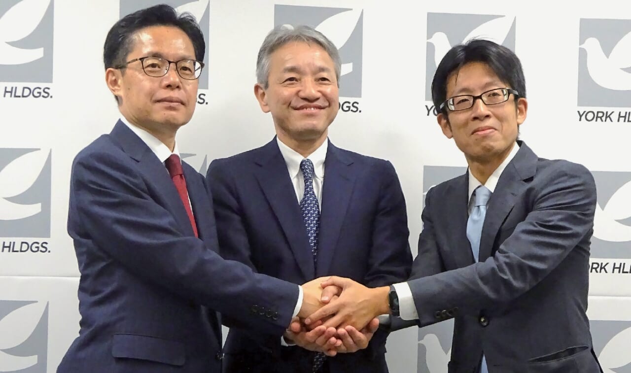 左からイトーヨーカ堂の山本哲也社長、ヨークHDの石橋誠一郎社長、ベインキャピタル・ジャパンの西直史氏