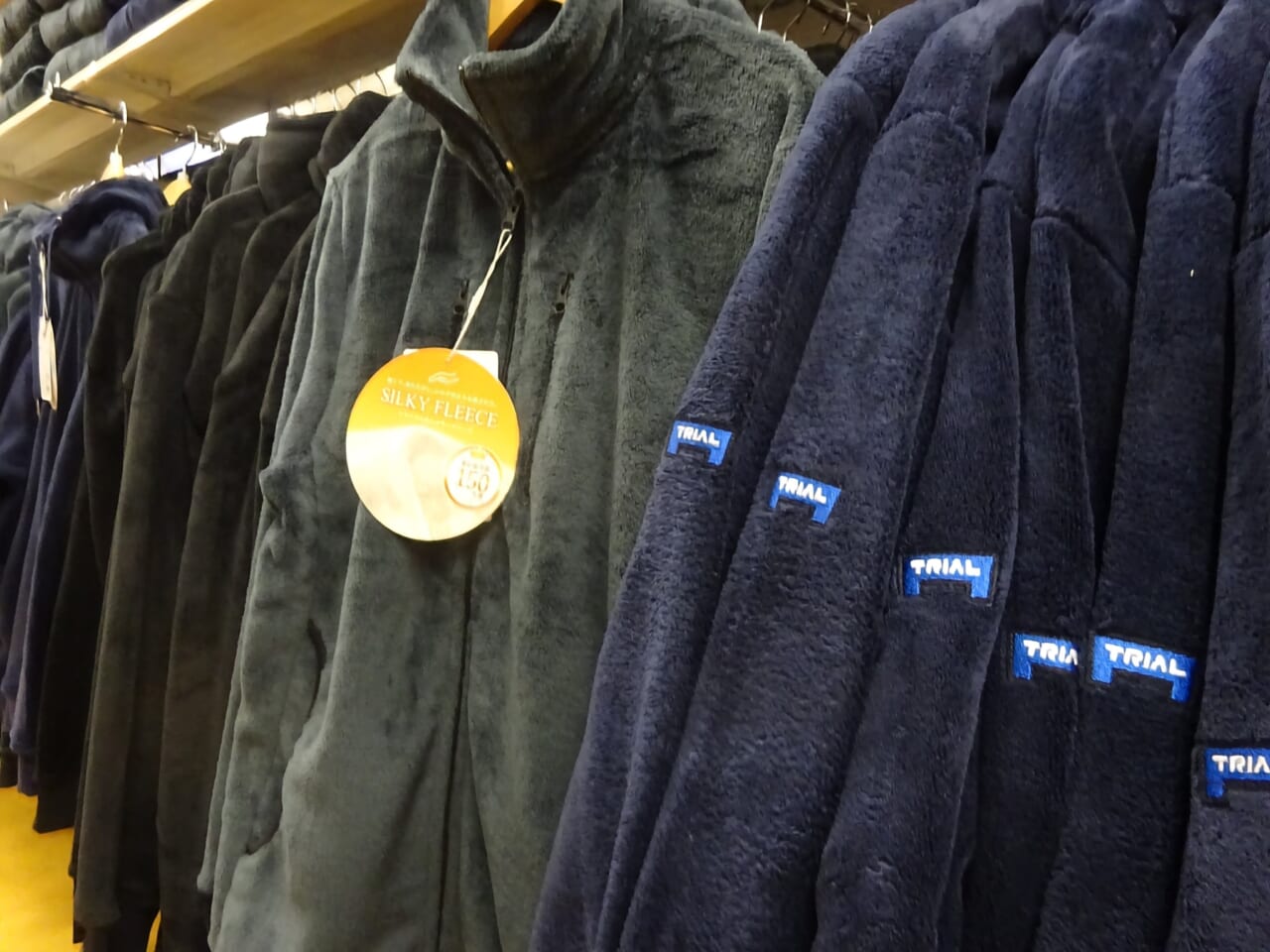 袖にトライアルのロゴが刺繍されたシルキーフリース。EC(通信販売)で思いのほか人気を集めている商品だという
