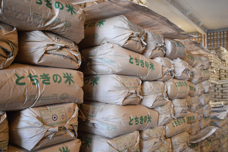 低温倉庫に積み上げられた２０２５年産米